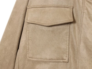 Détail de la texture en daim kaki et poche à rabat avec surpiqûres doubles sur la veste