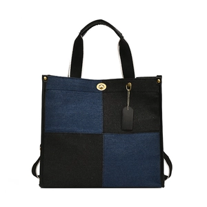 Sac cabas en jean chic avec design patchwork noir et bleu et bandoulière amovible
