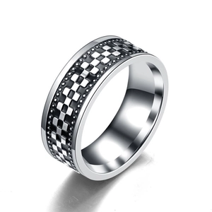 Vintage Titanstahl-Ring für Herren mit schwarzem Karomuster auf silbernem Band