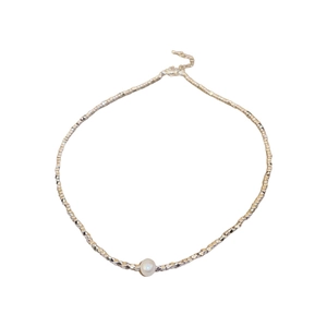 Collier minimaliste en perles argentées avec perle d'eau douce blanche centrale