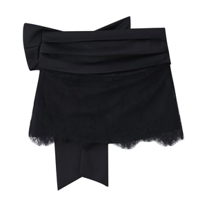 Ensemble élégant en satin noir et dentelle avec un design de nœud sophistiqué