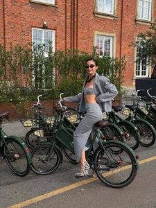Ensemble trois pièces chic à carreaux gris avec blazer, haut court et jupe midi sur mannequin