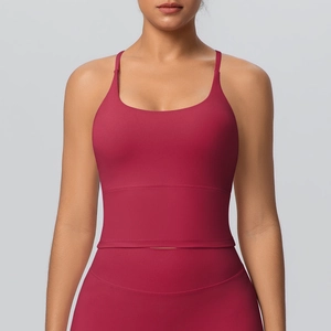 Vue de face d'un soutien-gorge de sport rouge foncé avec fines bretelles et ourlet
