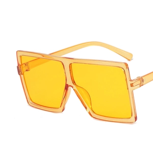 Makro-Detailansicht der hochwertigen, hellgelben, transparenten quadratischen Sonnenbrille