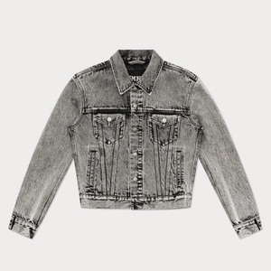 Vue à plat d'une veste en jean gris délavé avec poches poitrine et détails en métal