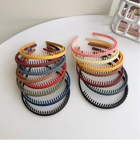 Detail of 14 colorful matte anti-slip headbands with inner teeth for secure hair styling