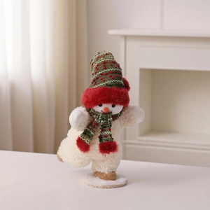 Dettaglio macro di pupazzo di neve in peluche con sciarpa in maglia e texture natalizie