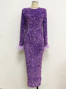 Détail des manches d'une robe violette à paillettes avec finitions en plumes d'autruche
