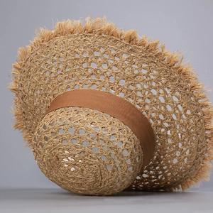 Χειροποίητο ψάθινο καπέλο raffia με φαρδύ γείσο και καφέ κορδέλα για το καλοκαίρι