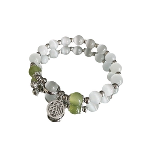 Zweilagiges Perlenarmband mit weißen Katzenaugensteinen, grünen Perlen und Schmetterling