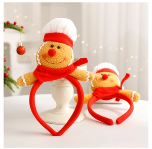 Détail d'un serre-tête bonhomme en pain d'épices avec décorations festives de Noël