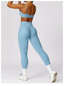 Rückansicht des hellblauen Yoga-Sets mit Sport-BH und hoch taillierter Leggings