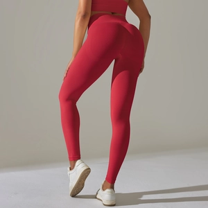 Détail du legging de yoga rouge sans couture à taille haute avec effet push-up fessier