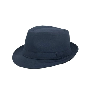Vue latérale d'un chapeau jazz bleu marine classique avec ruban sur fond blanc