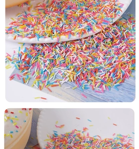 Nahaufnahme bunter Zuckerstreusel für DIY-Dessert-Toppings und Kuchendekorationen
