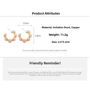 Detailed specs of C-shaped gold earrings with champagne pearls and size measurements