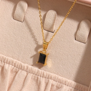 Collier en acier doré avec pendentif en zircon noir rectangulaire dans son écrin