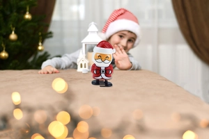 Gros plan d'un jouet Père Noël mécanique avec bouton de remontage en décor de Noël