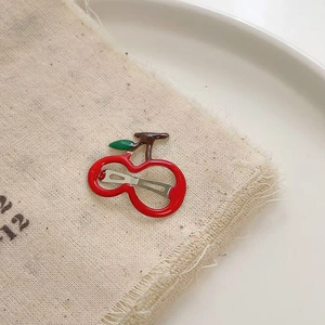 Haarspange mit Cartoon-Kirschenmotiv für Mädchen mit roten Früchten und grünen Blättern