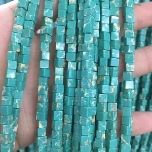 Gros plan de perles cubiques en pierre turquoise avec texture marbrée pour bijoux