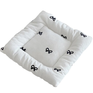 Square quilted coaster with sweet bow print and thick double-sided heat insulation