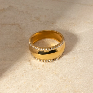 Breiter 18k Gold-Edelstahlring mit doppelter Kristall-Pavé-Fassung auf Steinhintergrund