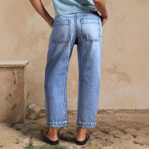 Pantalon en jean droit bleu clair pour femme avec poches arrière et coupe courte