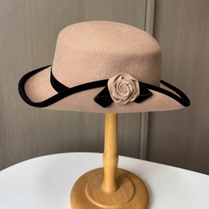 Chapeau canotier élégant en laine feutrée camel avec ruban velours noir et rose 3D décorative