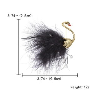 Dettaglio di spilla a cigno con piume nere e nappe di perle in misura da 9,5 cm