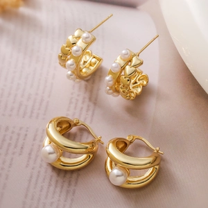 Pendientes de aro geométricos bañados en oro de 18K con perlas y diseño de doble anillo