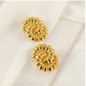 Détails de boucles d'oreilles vintage en or 18k avec un design torsadé de croissant