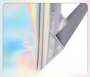 Détail de la couture triangulaire renforcée et du matériau holographique du sac de transport