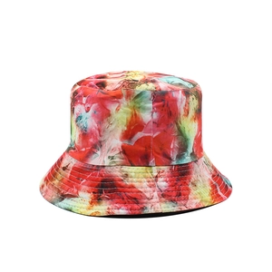 Vista dettagliata del cappello a secchiello tie-dye colorato con cuciture e trama in tela