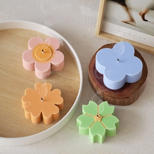 Set di 4 candele profumate a forma di fiore in tonalità macaron con finitura opaca
