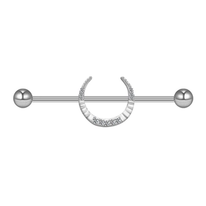 Dettaglio macro di piercing industrial argento con mezzaluna in zirconi scintillanti