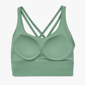 Dettaglio delle spalline incrociate sul retro del reggiseno sportivo verde salvia