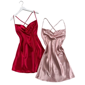 Nuisettes en satin de soie rouge et rose avec col bénitier et dos nu croisé