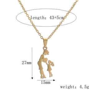 Détail du pendentif doré mère et enfant avec dimensions 27x15mm et chaîne de 43+5cm