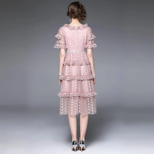 Robe longue rose en dentelle brodée avec volants et jupe à plusieurs niveaux chic
