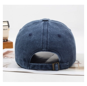 Vue arrière de casquette en coton bleu délavé avec boucle métallique réglable
