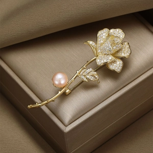 Broche rose élégante avec incrustation de zircon et perle rose sur doublure soie