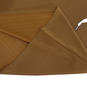 Vue détaillée du tissu en maille marron avec cordon blanc et embouts métalliques