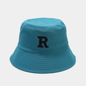 Vue détaillée du chapeau bob en coton bleu sarcelle avec broderie noire de la lettre R