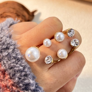 Anelli in acciaio inossidabile dorato con perle bianche eleganti e cristalli chiari