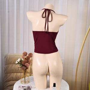 Vue détaillée du haut dos nu bordeaux avec des bretelles croisées à lacets sur un mannequin