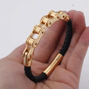 Detail eines Herren-Lederarmbandes mit goldener Fahrradkette und Magnetverschluss