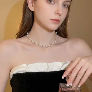 Elegante collana dorata stile francese con perle bianche tonde e strass brillanti