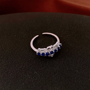 Vue macro détaillée de la bague en argent avec zircons bleus en V et petits cristaux brillants