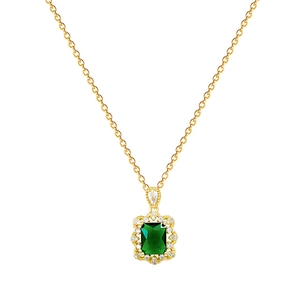 Collier luxueux en titane doré avec pendentif émeraude évidé et halo de diamants brillants