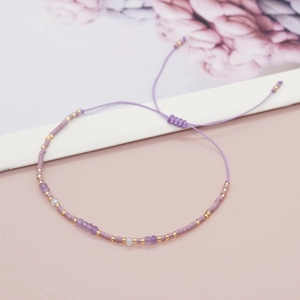Boho-Armband mit lila Perlen, Natursteinen und verstellbarer Kordel für Damen im Sommer